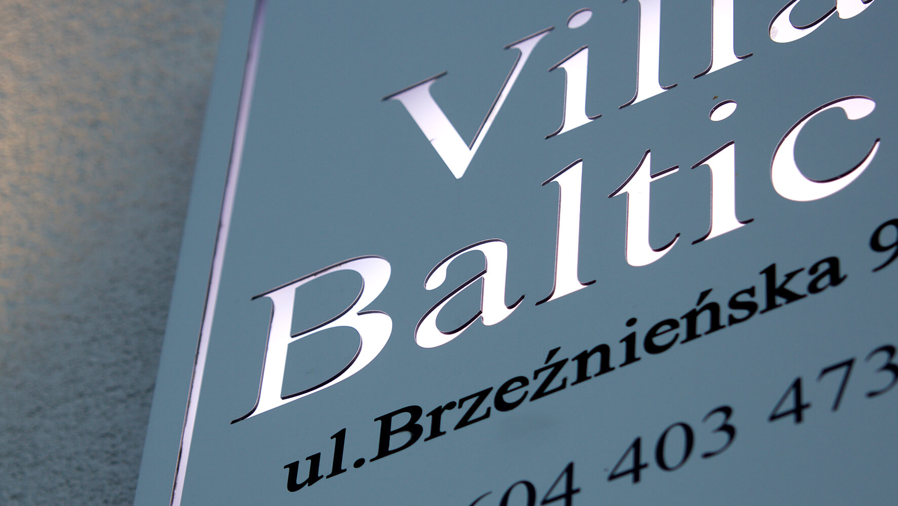 Villa Baltica - szyld firmy na kasetonie dibond